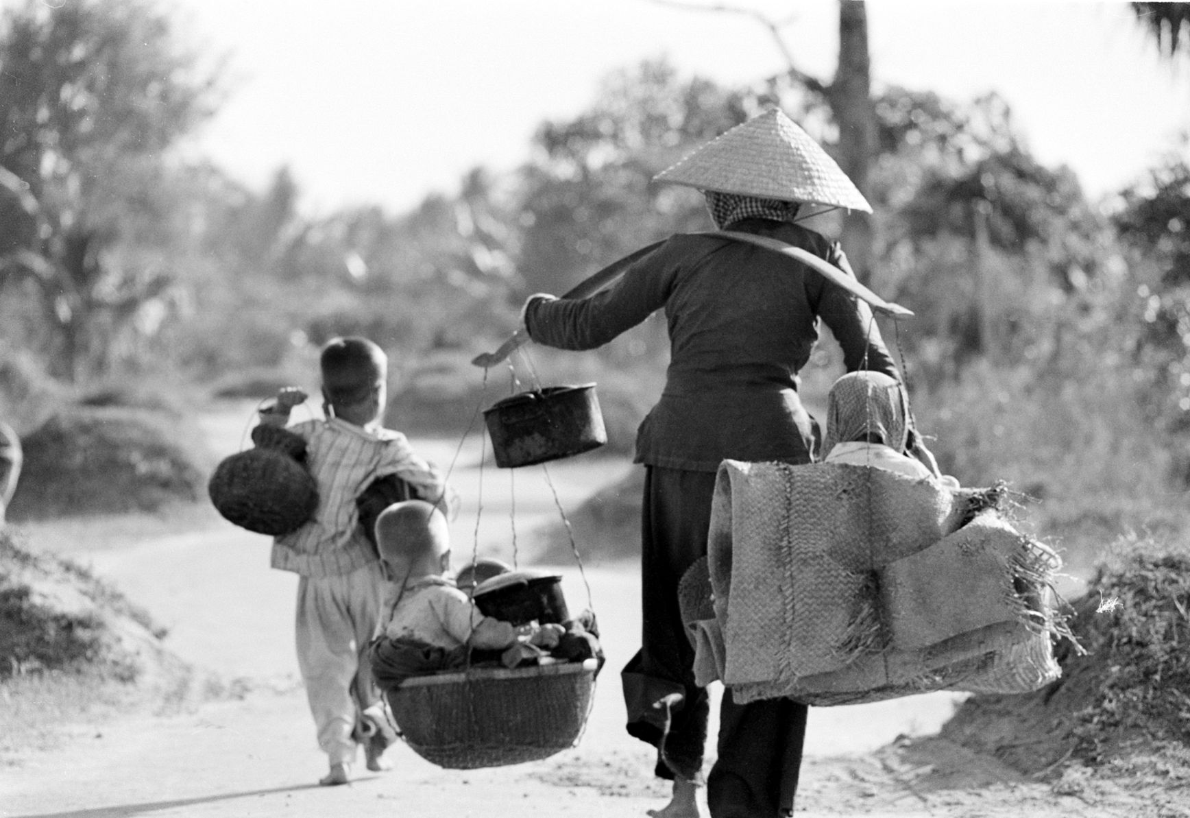VIETNAM WAR EVACUATION REFUGEE 1967